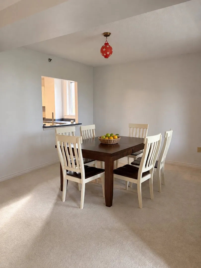 1350 Oxford Street: Dining area
