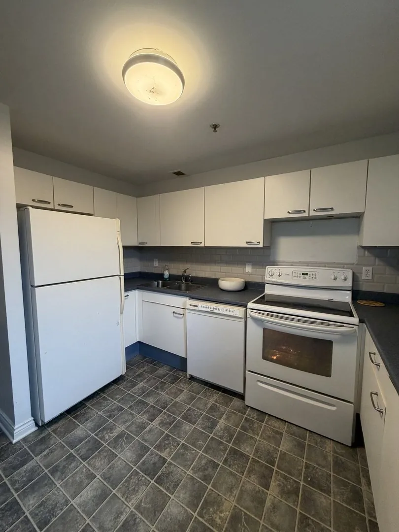 1350 Oxford Street: Kitchen